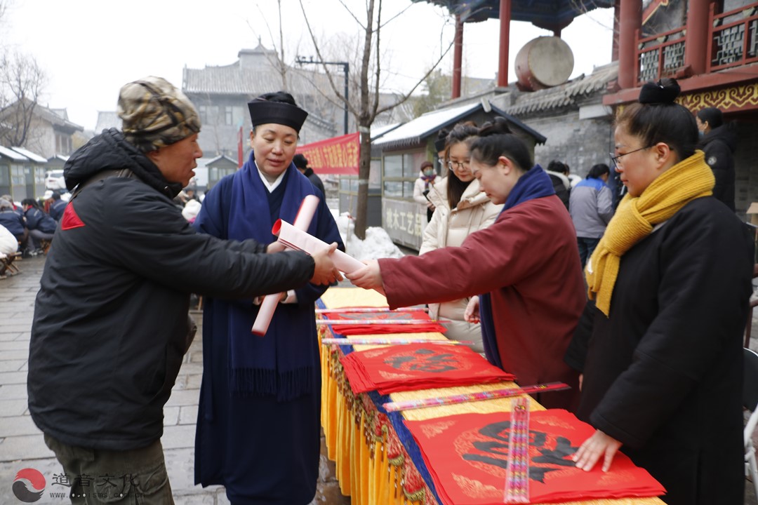 青州市三官庙举行腊八节喝“腊八粥”送福字公益活动-道音文化
