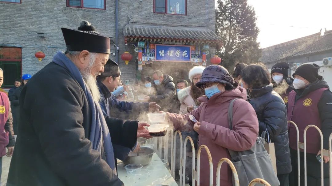 北京两宫观腊八送福粥，市民排长队讨好彩头-道音文化
