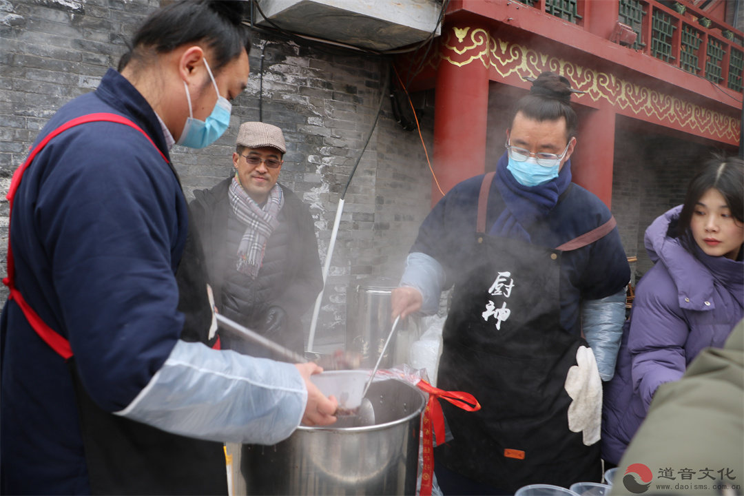 青州市三官庙举行“喝腊八粥、送福字、迎新春”公益活动-道音文化