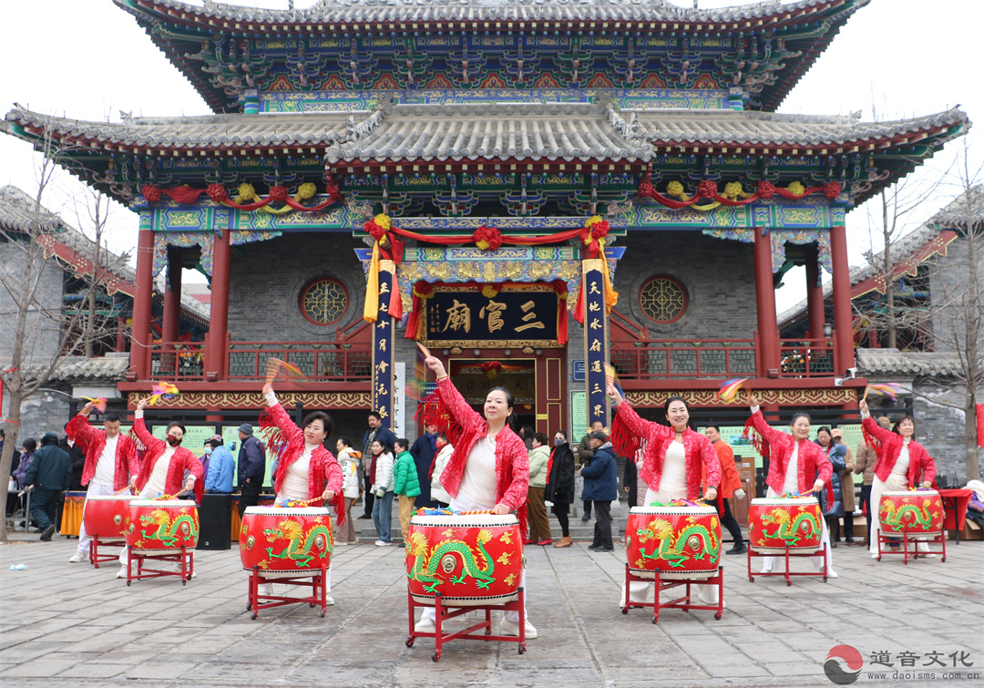 青州市三官庙举行“喝腊八粥、送福字、迎新春”公益活动-道音文化