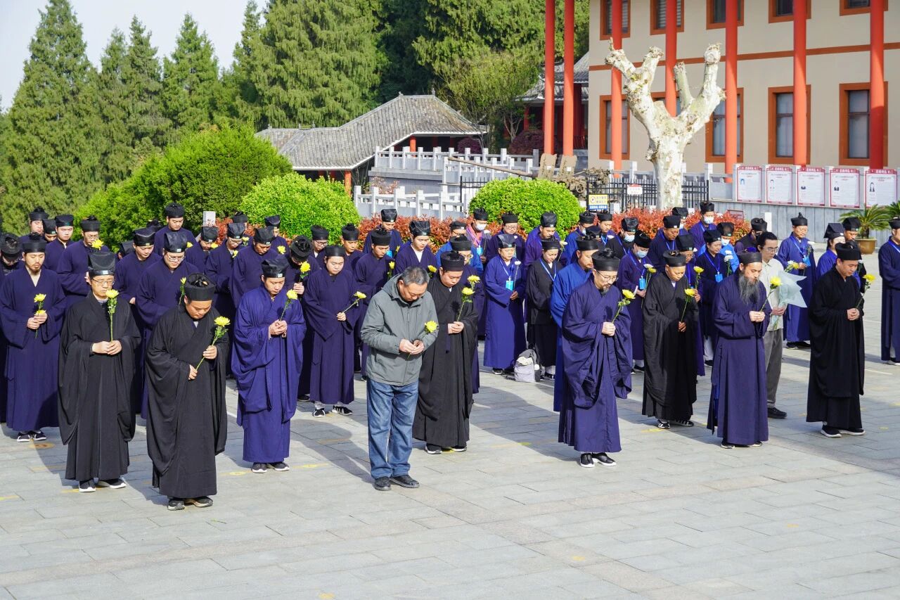 秉承先烈志 共筑华夏魂——武当山道教学院开展清明祭扫活动-道音文化