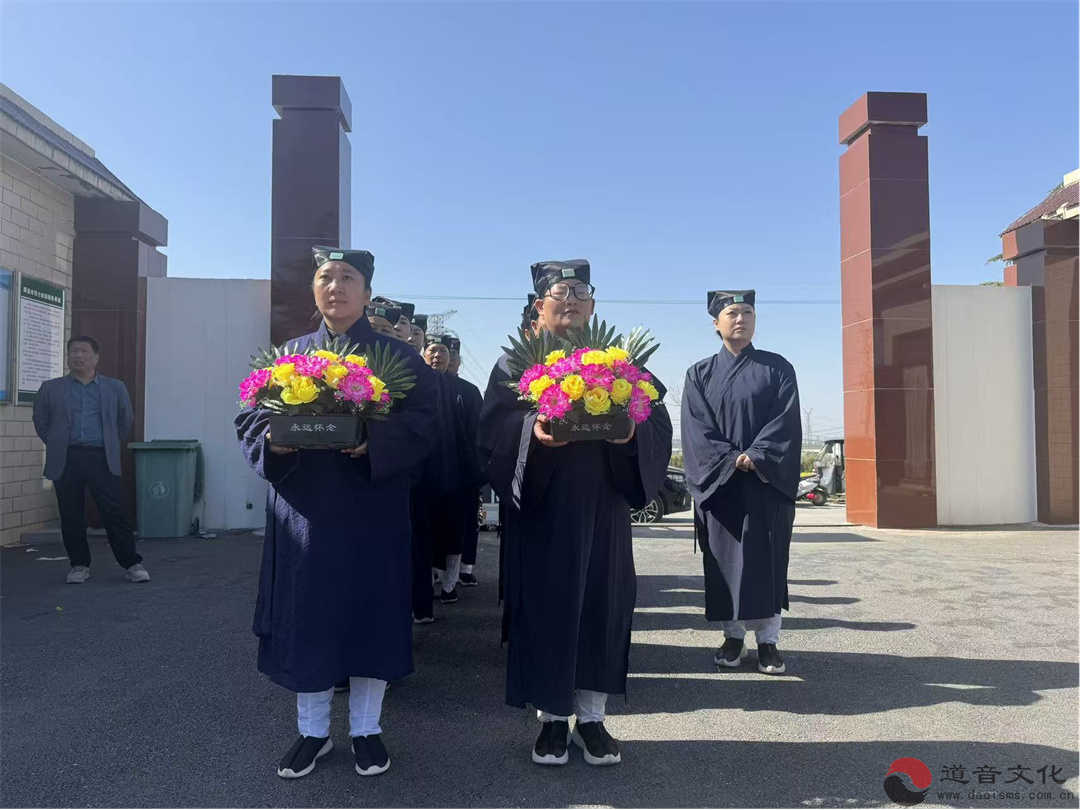 辉县市道教协会组织教职人员及道众代表赴烈士陵园开展清明祭扫活动-道音文化